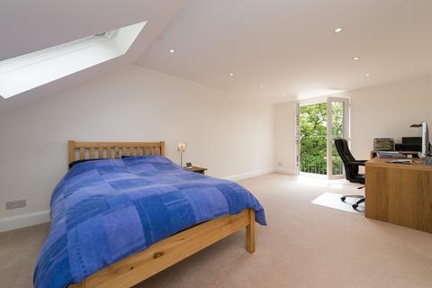 4 bedroom house to rent, Marina Avenue, Surrey KT3