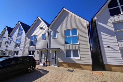 2 bedroom semi-detached house to rent, Trinity Drive, Kent CT19
