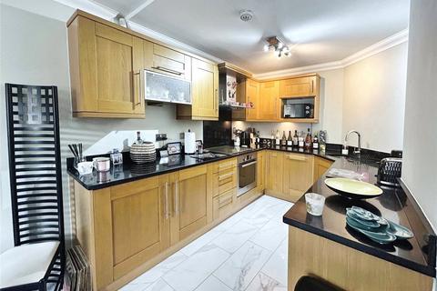 2 bedroom flat to rent, Worsley Road, Manchester M27