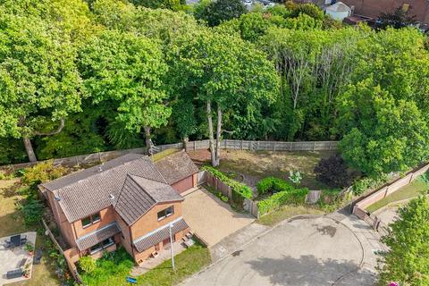 4 bedroom detached house for sale, Magdalen Close, Hempstead