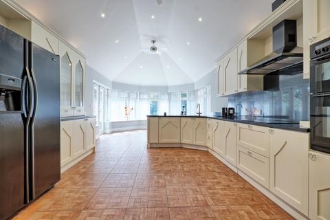 4 bedroom detached bungalow for sale, Daws Heath Road, Rayleigh, SS6