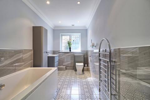 4 bedroom detached bungalow for sale, Daws Heath Road, Rayleigh, SS6