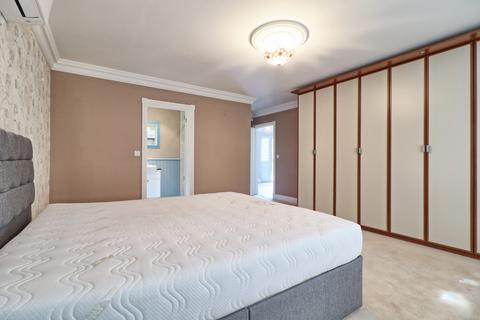 4 bedroom detached bungalow for sale, Daws Heath Road, Rayleigh, SS6