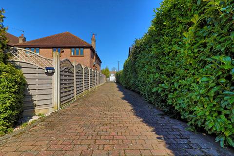 4 bedroom detached bungalow for sale, Daws Heath Road, Rayleigh, SS6