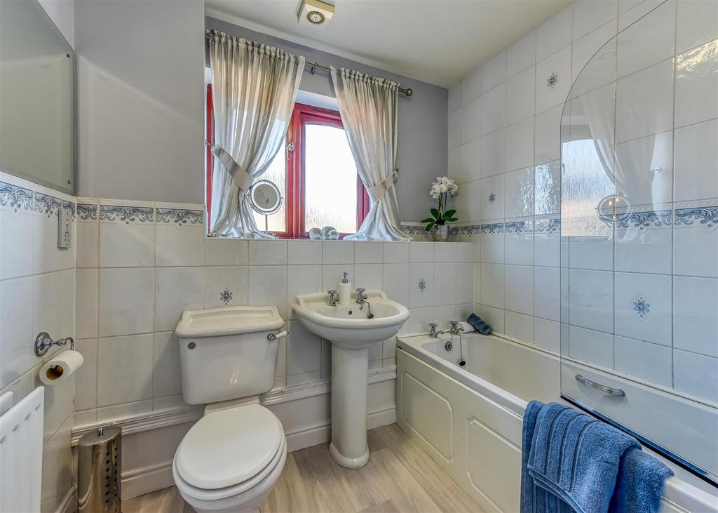 5 Hellier Drive-Bathroom.jpg