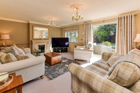 5 Hellier Drive, Wombourne, Wolverhampton, WV5 8AH
