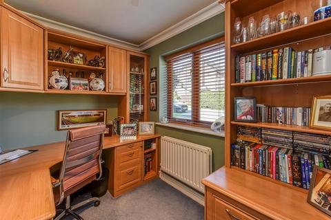 5 Hellier Drive, Wombourne, Wolverhampton, WV5 8AH