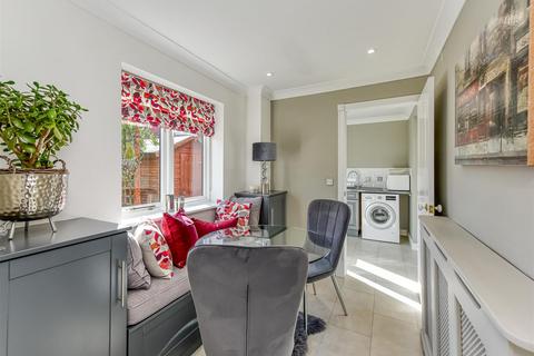 5 Hellier Drive, Wombourne, Wolverhampton, WV5 8AH