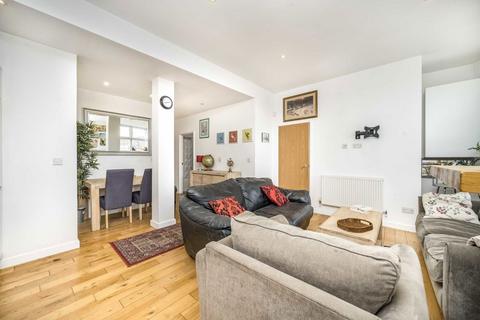 2 bedroom flat to rent, Stepney Causeway, London E1
