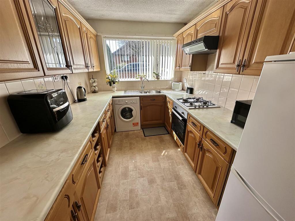 Bramleys Estate Agents - Balmfield Crescent (12).j