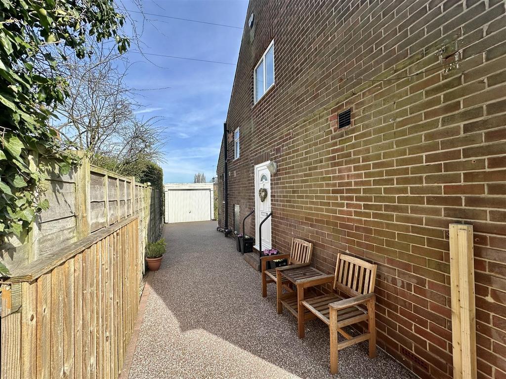 Bramleys Estate Agents - Balmfield Crescent (25).j