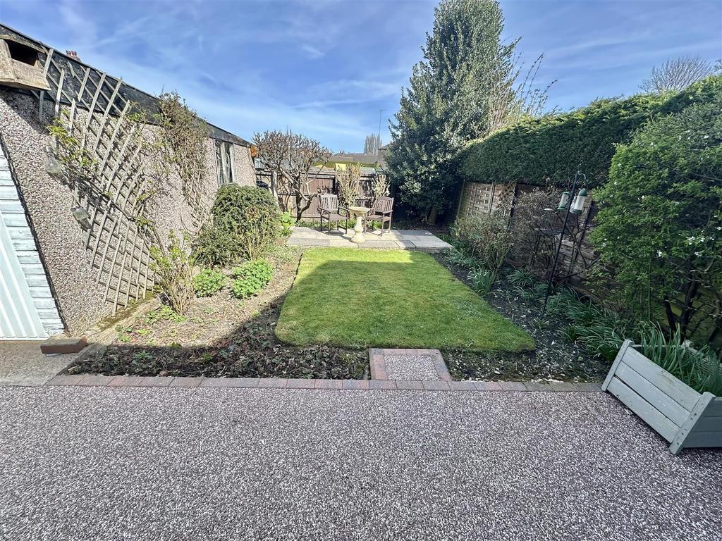 Bramleys Estate Agents - Balmfield Crescent (21).j