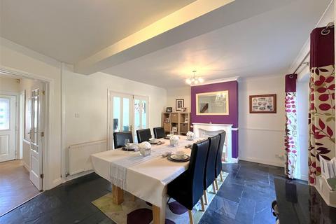 38 Cliffe Way, Warwick, CV34 5JF