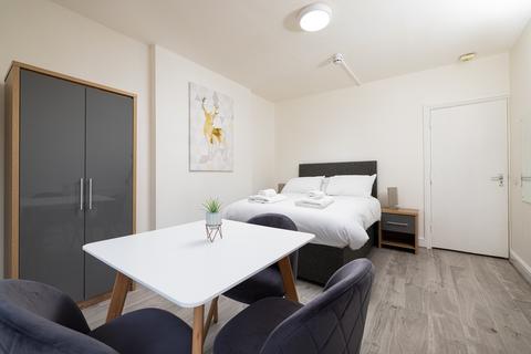 1 bedroom ground floor flat to rent, Uxbridge Road, London W12