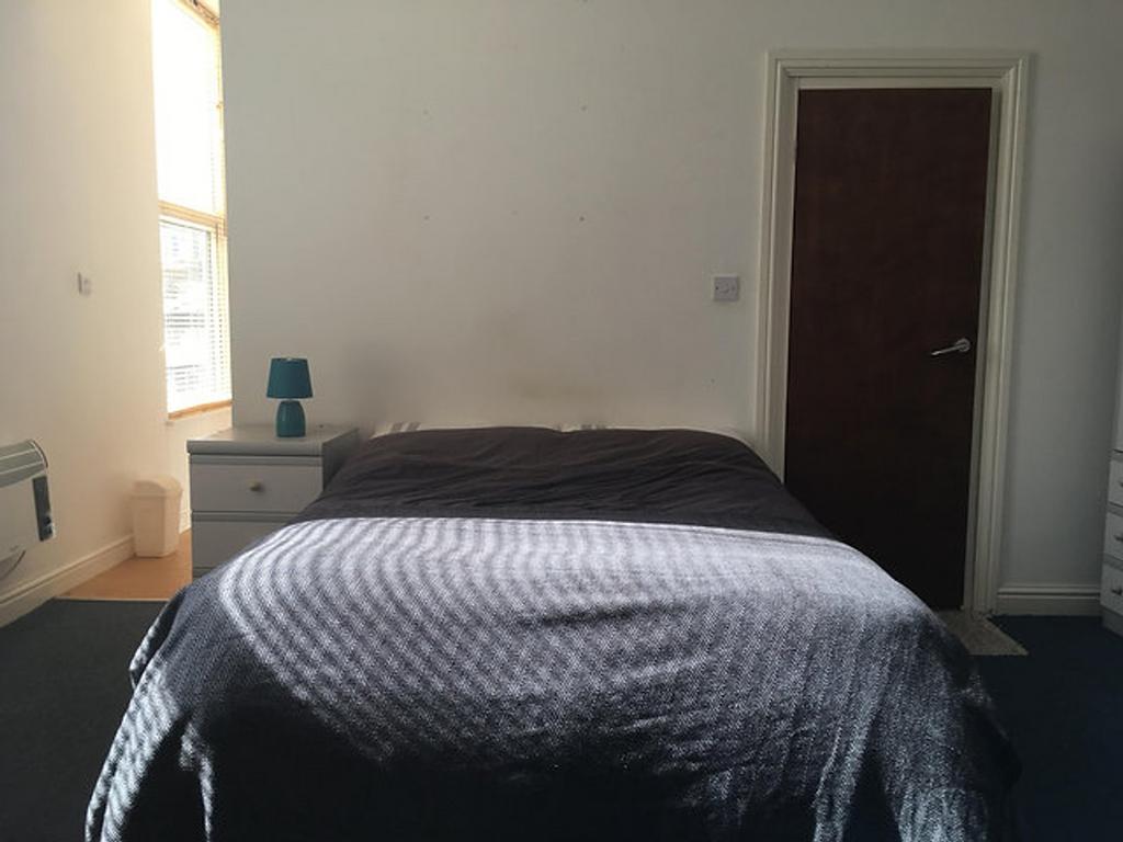 This inviting double bedroom features ample nat...