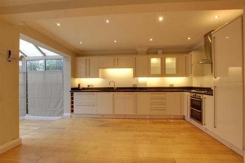 3 bedroom townhouse for sale, Calshot Way, Enfield