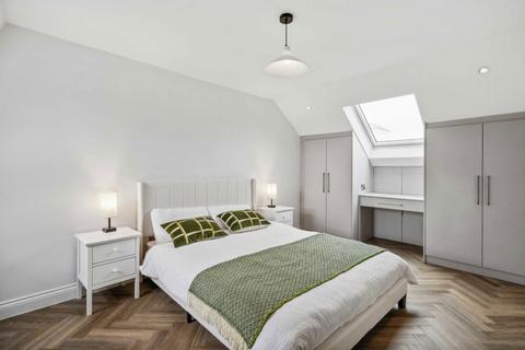 2 bedroom flat for sale, Pavilion Terrace, London W12