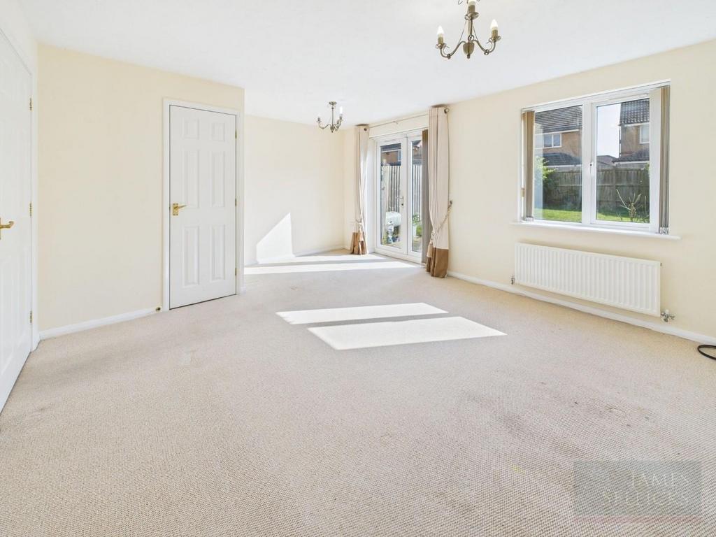 L shaped through lounge/dining room
