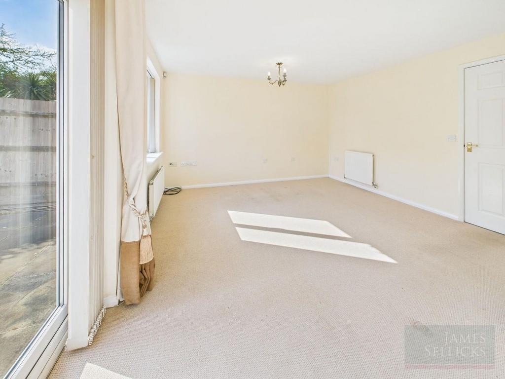 L shaped through lounge/dining room