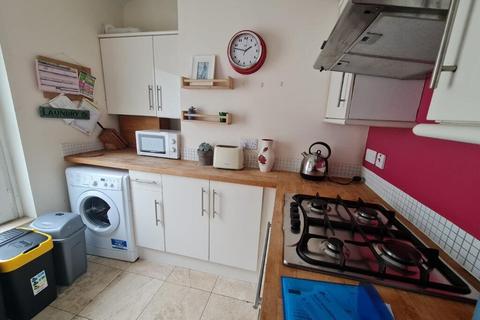 3 bedroom flat to rent, Gwydr Crescent, Uplands,