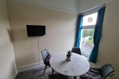 3 bedroom flat to rent, Gwydr Crescent, Uplands,