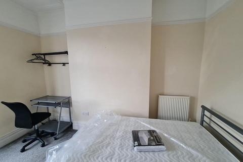 3 bedroom flat to rent, Gwydr Crescent, Uplands,