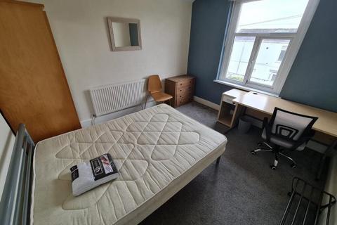 3 bedroom flat to rent, Gwydr Crescent, Uplands,