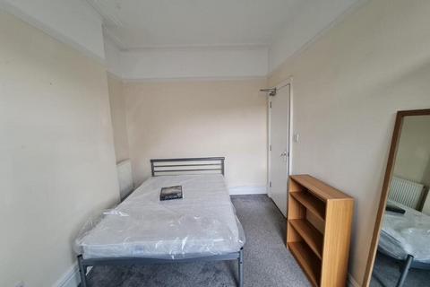 3 bedroom flat to rent, Gwydr Crescent, Uplands,
