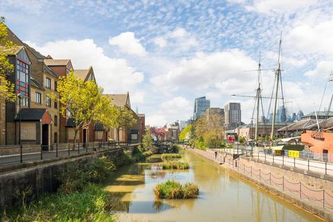 30 Discovery Walk, London, E1W 2JG