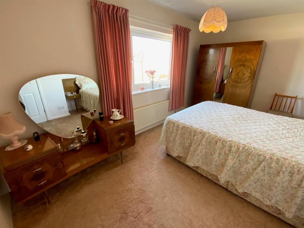 Bed 1.jpg