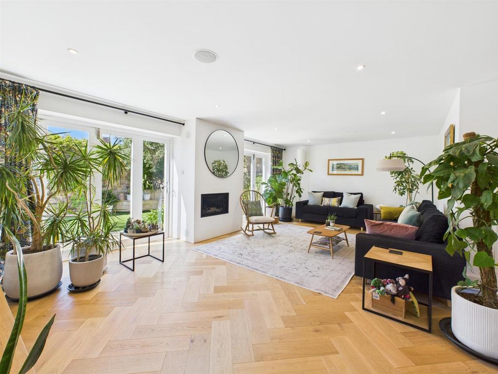 CAM04099 G0-PR0086-STILL006.jpg