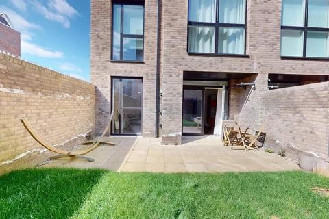 3 bedroom maisonette to rent, London E20