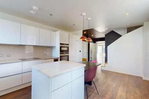 3 bedroom maisonette to rent, London E20
