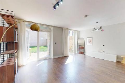 3 bedroom maisonette to rent, London E20