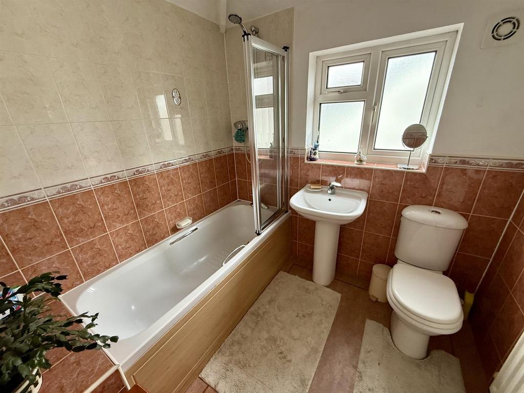 BR49 Bathroom.jpg