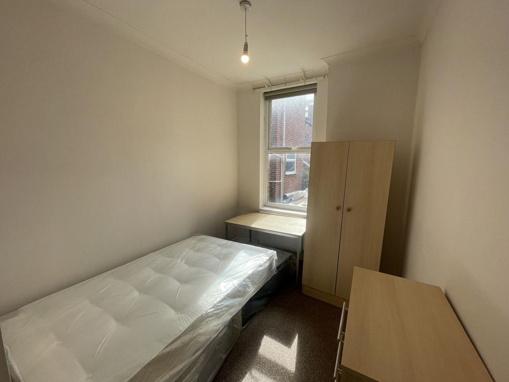 Neat single bedroom with a ready-made mattress,...