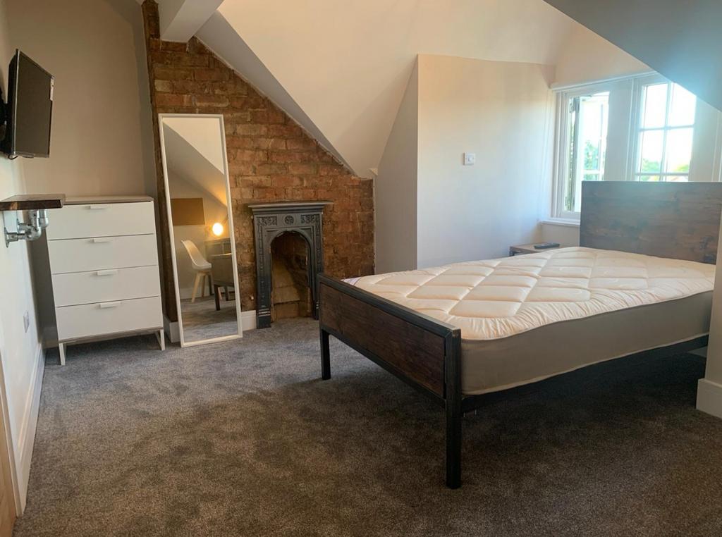 This beautifully designed double bedroom featur...