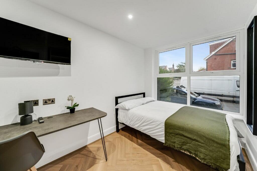 This beautifully designed single bedroom boasts...
