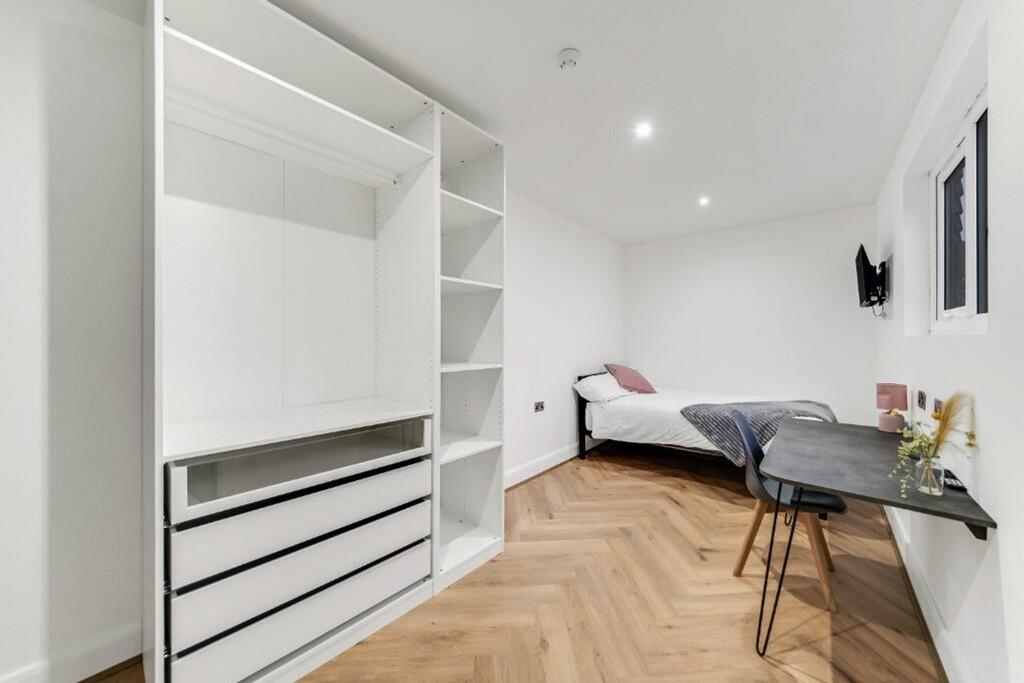 This beautifully designed double bedroom featur...