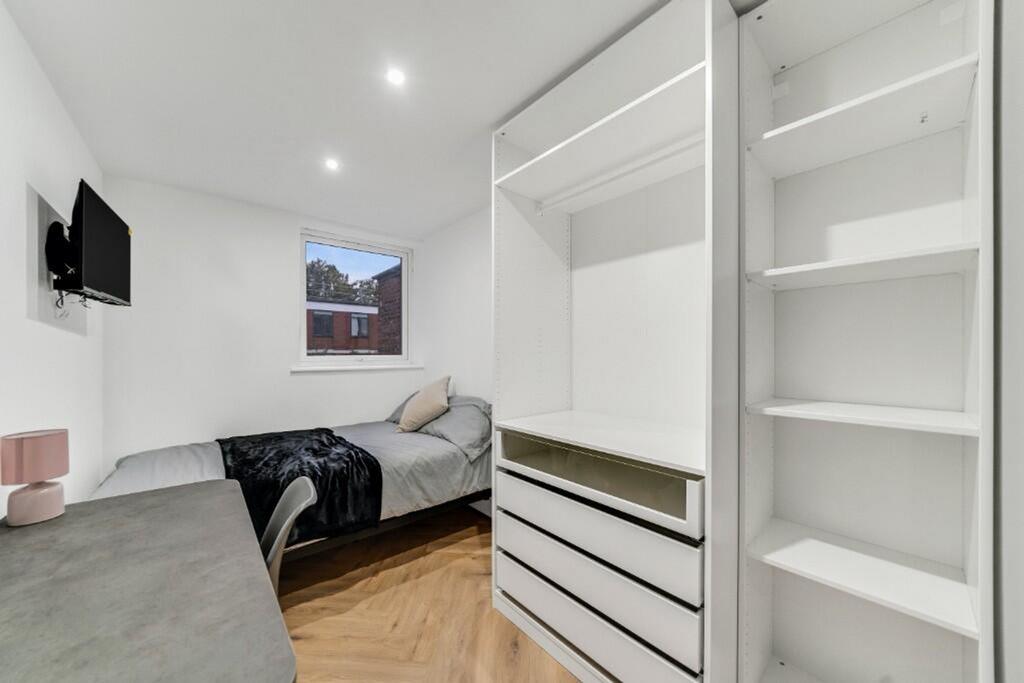This inviting double bedroom features a spaciou...