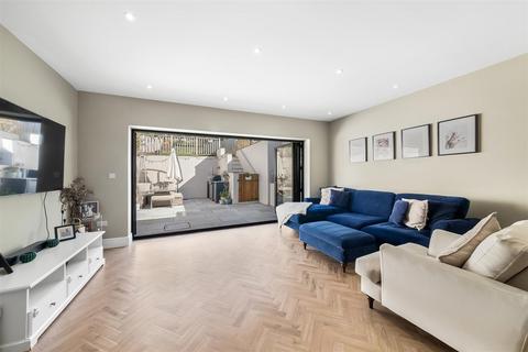 69a Beechwood Road, Caterham, CR3 6NF
