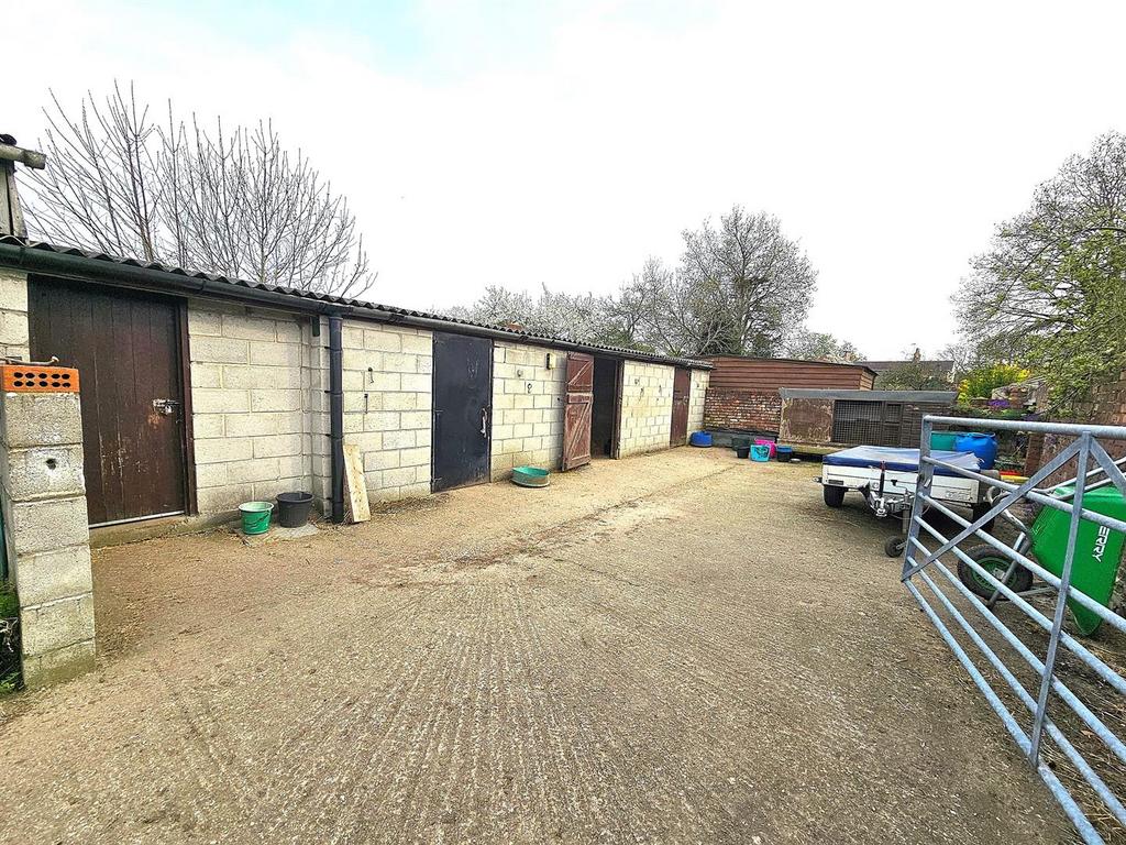 Stables & Yard.jpg