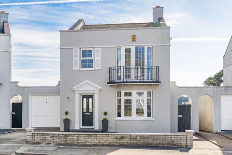 9 Ansteys Close, Torquay, TQ1 2QP