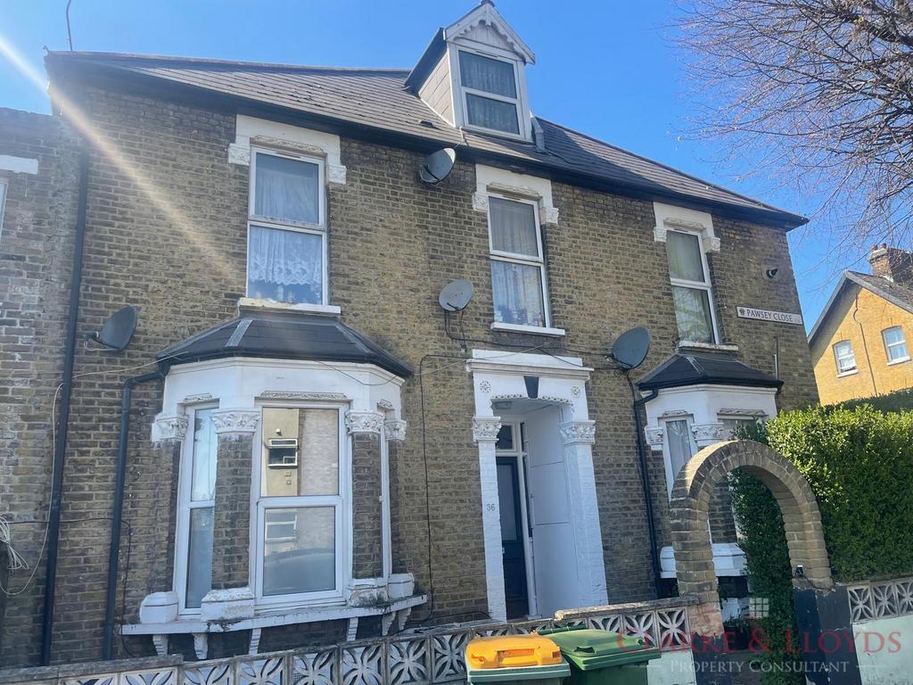 Two bed loft conversion with open Kitchen in Plas