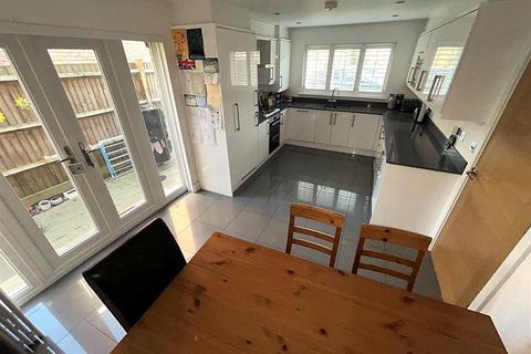 4 bedroom semi-detached house for sale, Ravensbourne Avenue, Bromley
