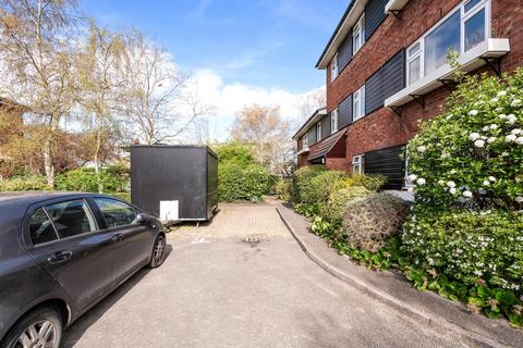 18 The Stanfords, Epsom, KT17 1JE
