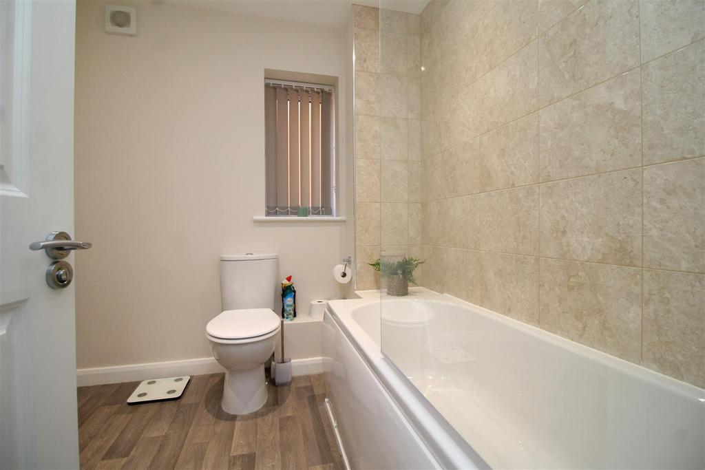 Bathroom 1 .JPG