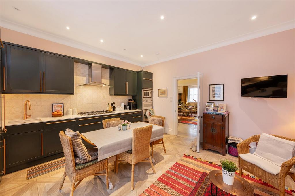 Flat 4, 54 Eaton Place Hi-14.jpg