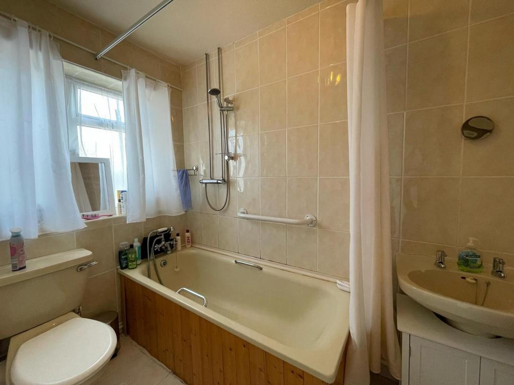 The Cresent - bathroom..JPG