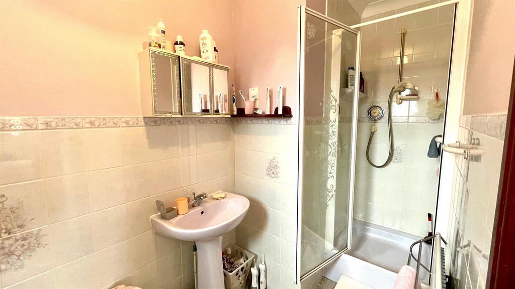 En suite 3 piece shower room